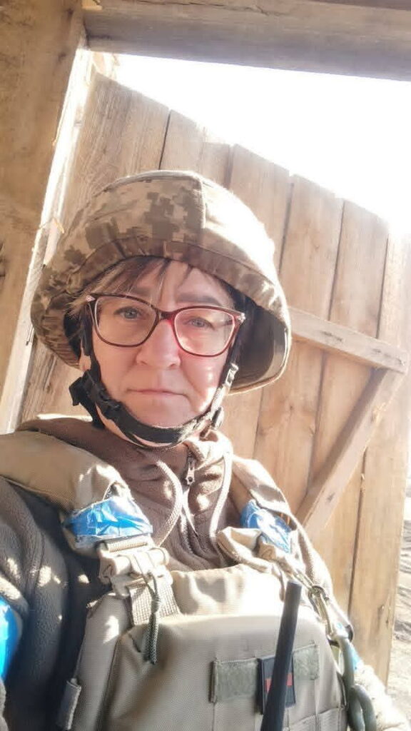 Бойова медикиня Джульєтта Шевчук у повному військовому спорядженні.