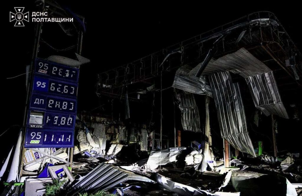 Зруйнована російським безпілотником автозаправна станція в Опішні на Полтавщині