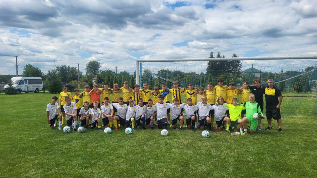 Юні футболісти ФК «Чемпіон» та вихованці ДЮСШ разом із тренерами після товариського матчу на стадіоні в Комишах.