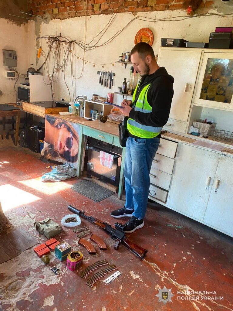 Автомат із магазинами, гранати та патрони, вилучені під час обшуку в мешканця Тростянця