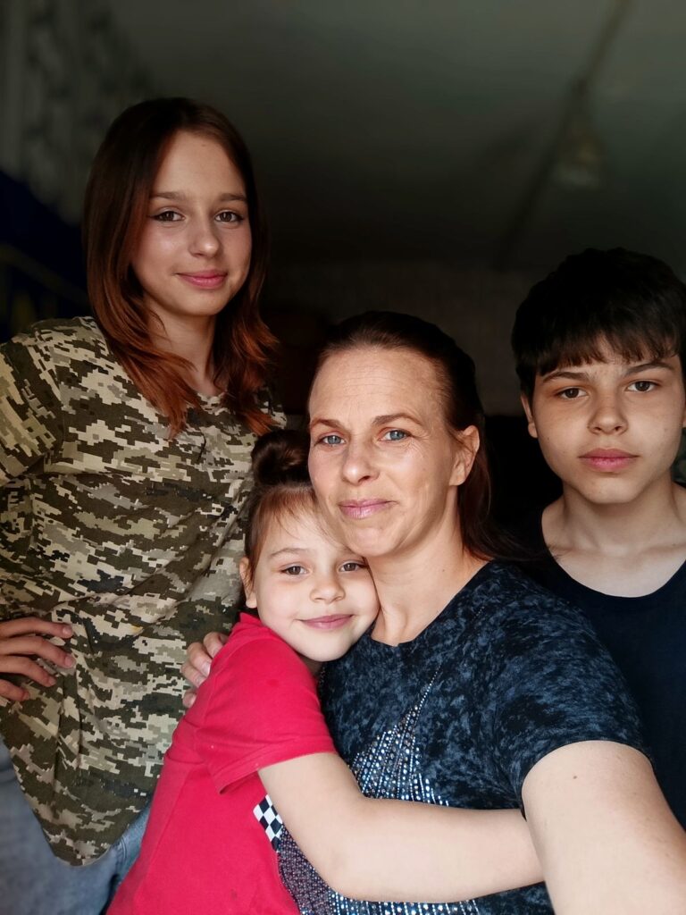 Інна Вельма сама виховує сина і двох доньок у прифронтовій Іванівці.