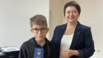 Людмила Бірюкова вручає перший паспорт, виготовлений Великописарівським ЦНАПом в Охтирці.